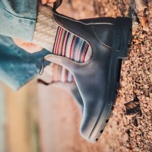 BLUNDSTONE: Dark Brown Leather Chelsea Boots
